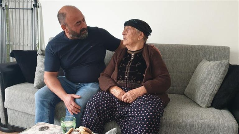 Erdbebenopfer aus der Türkei bei ihrem Sohn in Deutschland (Foto: SWR)