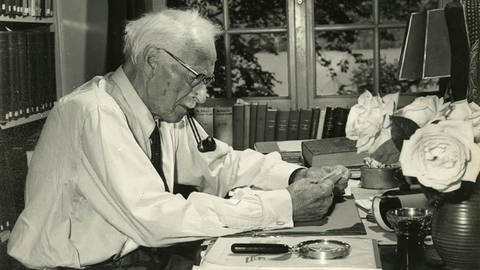 Carl Jung sitzt an seinem Schreibtisch (Foto: picture-alliance / Reportdienste, Picture Alliance)