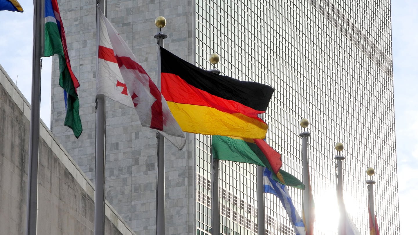 New York: Die deutsche Flagge weht vor dem UN-Hauptquartier. (Foto: picture-alliance / Reportdienste, Picture Alliance)