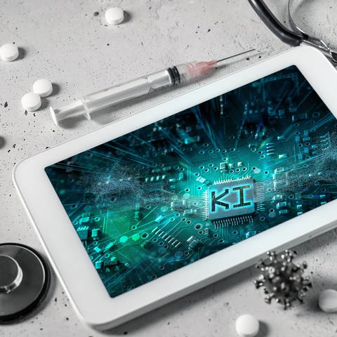 Auf einem Tablet ist das Bild eines KI-Computerchips zu sehen. Daneben ein Stethoskop, eine Spritze und Tabletten.