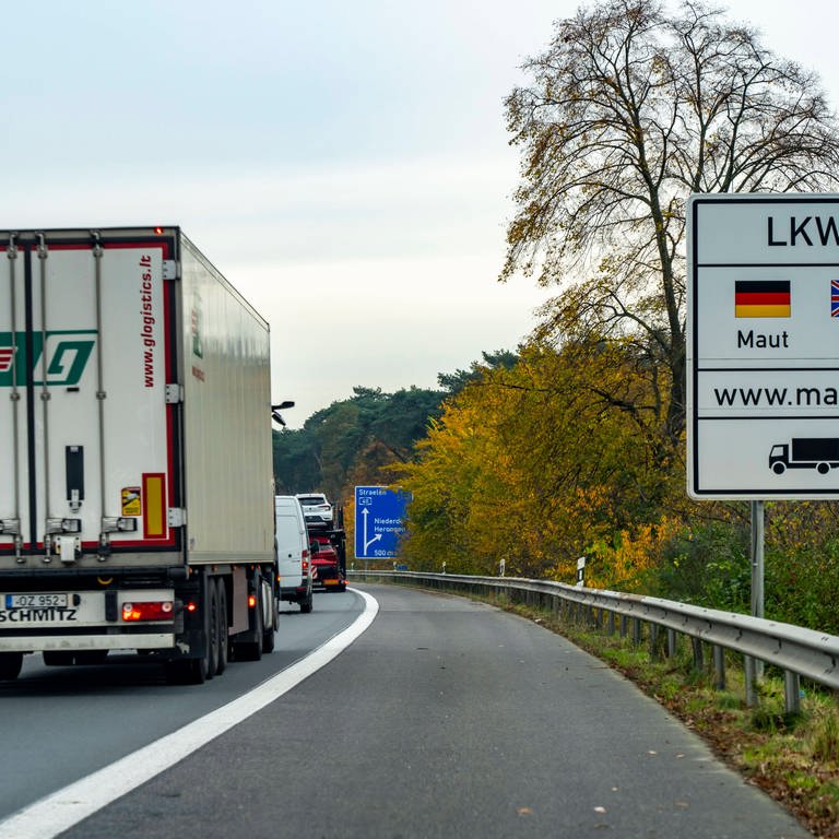 Hinweisschild auf die LKW-Maut (Foto: IMAGO, IMAGO / Jochen Tack)