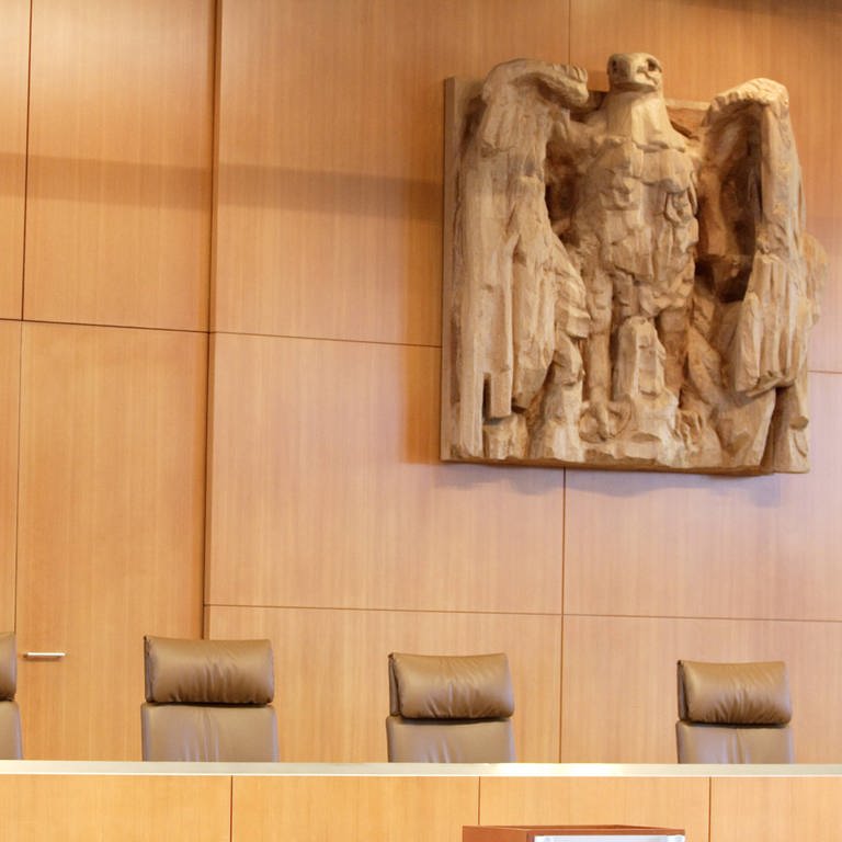 Richterbank mit Bundesadler im Bundesverfassungsgericht