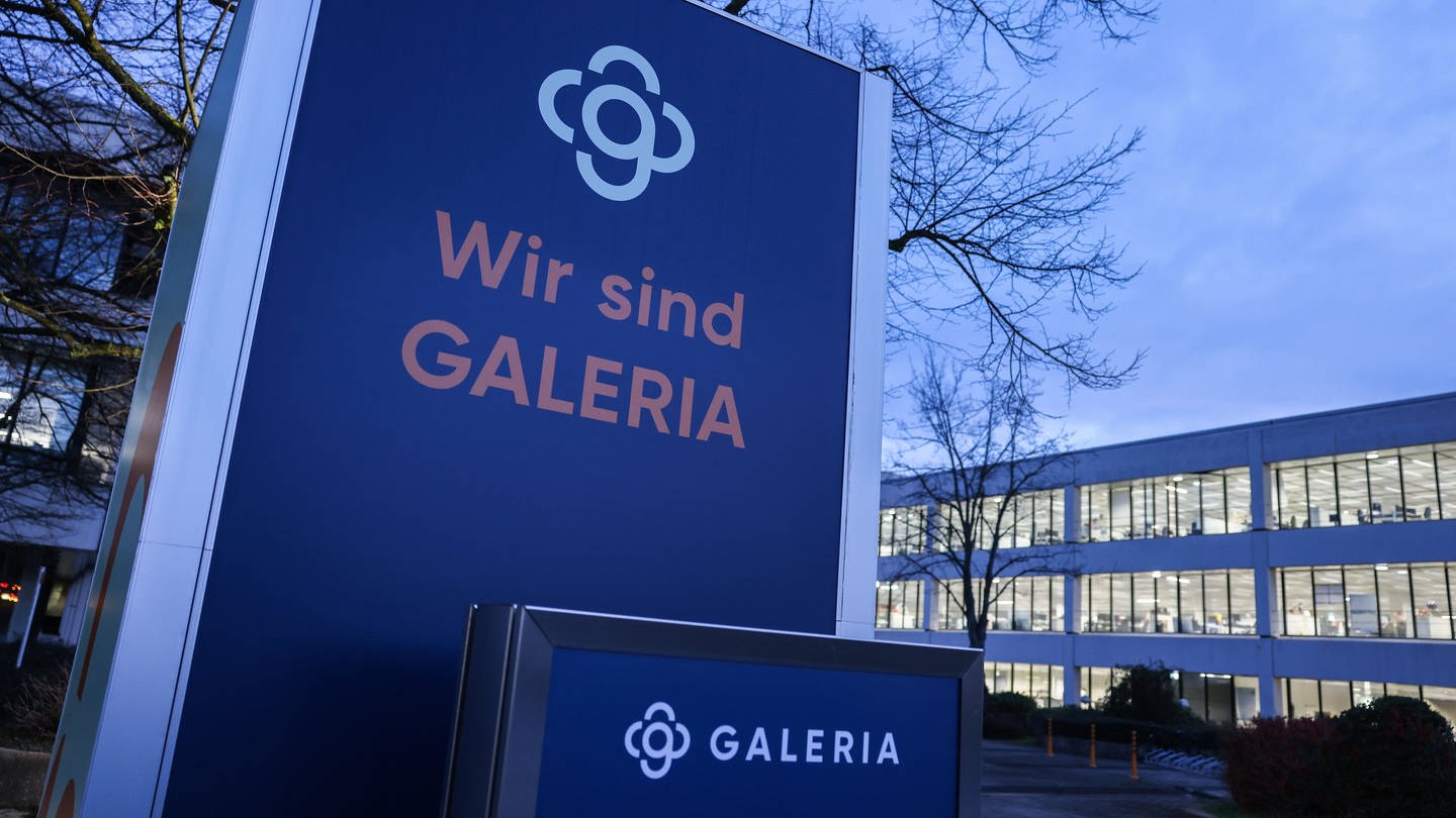 Das Logo des Warenhauskonzerns Galeria Karstadt Kaufhof auf einem Schild vor der Zentrale des Unternehmens. (Foto: picture-alliance / Reportdienste, dpa Bildfunk, picture alliance/dpa | Oliver Berg)