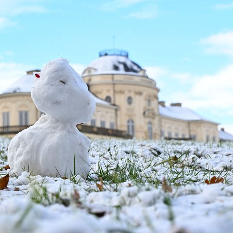 Ein erster Schneemann des Winters steht vor dem Schloss Solitude (Foto: picture-alliance / Reportdienste, dpa Bildfunk, picture alliance/dpa | Bernd Weißbrod)