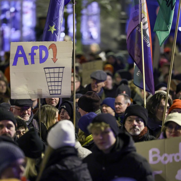 Mit Plakaten und Sprechchören demonstrieren rund 1600 Menschen auf dem Marktplatz in Schwerin gegen die AfD und Rechtsextremismus. Ein breites Bündnis von Initiativen, Vereinen, Parteien und Aktiven hatte zur Demonstration aufgerufen. (Foto: picture-alliance / Reportdienste, Medien-Nr. 442304587)