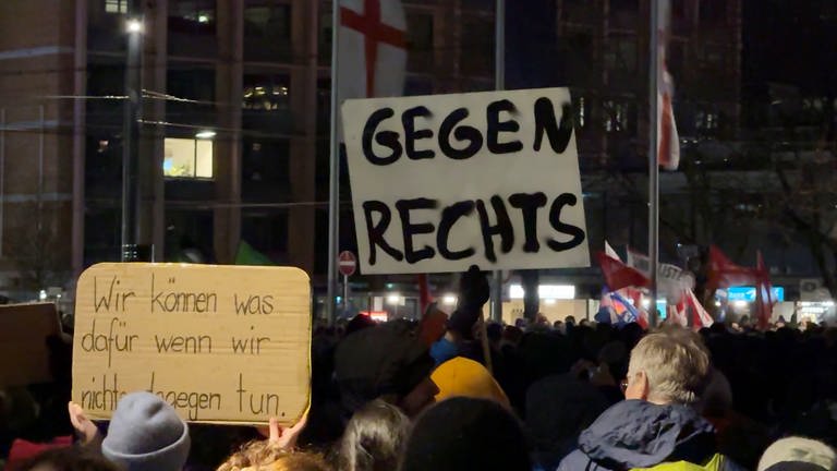 Menschen demonstrieren gegen Rechtsextremismus (Foto: picture-alliance / Reportdienste, dpa Bildfunk, picture alliance/dpa | Valentin Gensch)