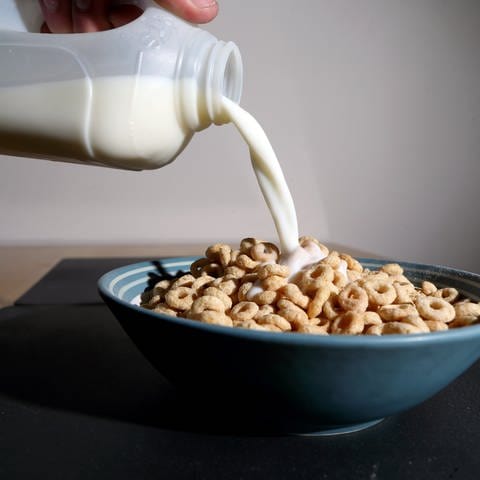 Milch wird in eine Schüssel mit Frühstückscerealien gegossen. (Foto: picture-alliance / Reportdienste, dpa Bildfunk, picture alliance/dpa | Steve Parsons)