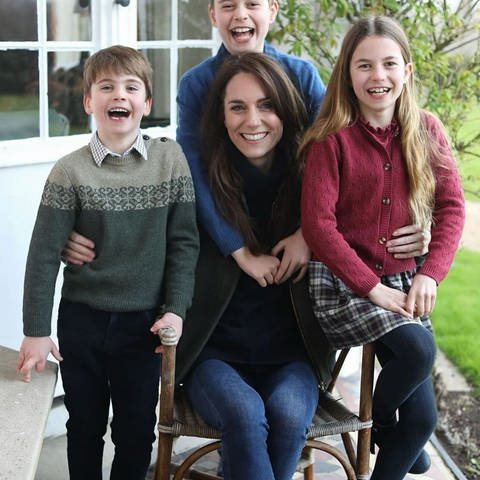 Kate Middleton mit ihren drei Kindern. Die Prnzessin soll das Bild bearbeitet haben.