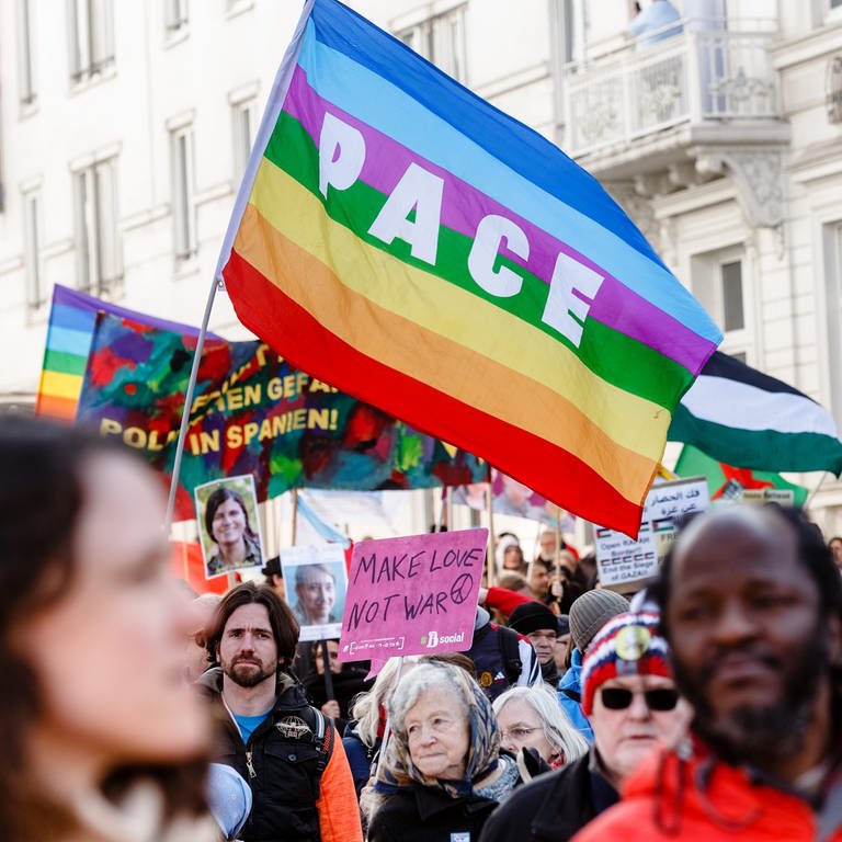 Teilnehmer eines Ostermarsches ziehen mit Fahnen und Transparenten durch die Innenstadt Hamburgs (Foto: picture-alliance / Reportdienste, Medien-Nr. 101248617)