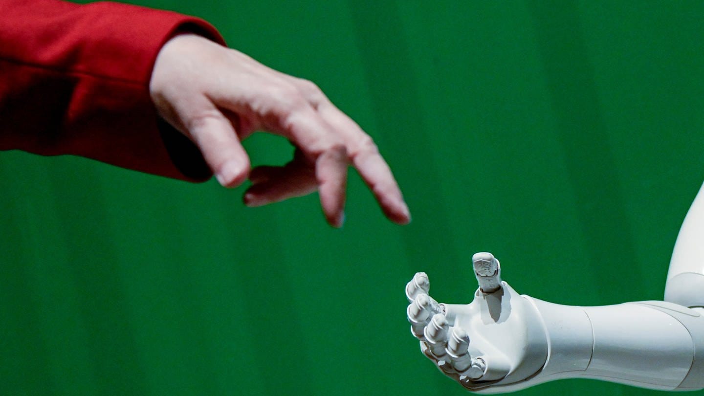 Ein Roboter interagiert (Foto: dpa Bildfunk, Picture Alliance)