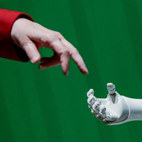 Ein Roboter interagiert  (Foto: dpa Bildfunk, Picture Alliance)