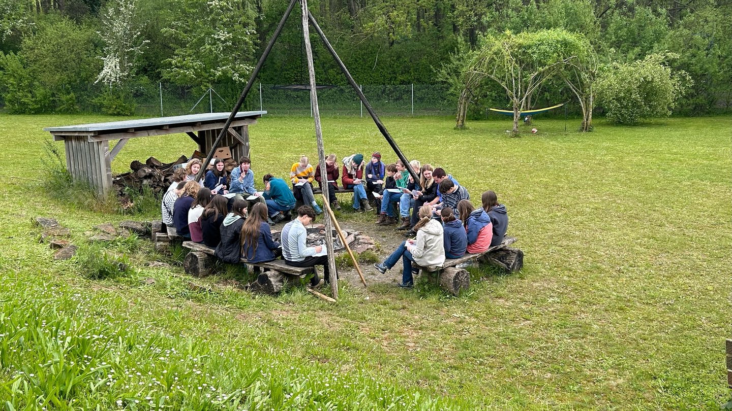 Jugendliche sitzen bei einer Konfi-Freizeit im Kreis (Foto: SWR)