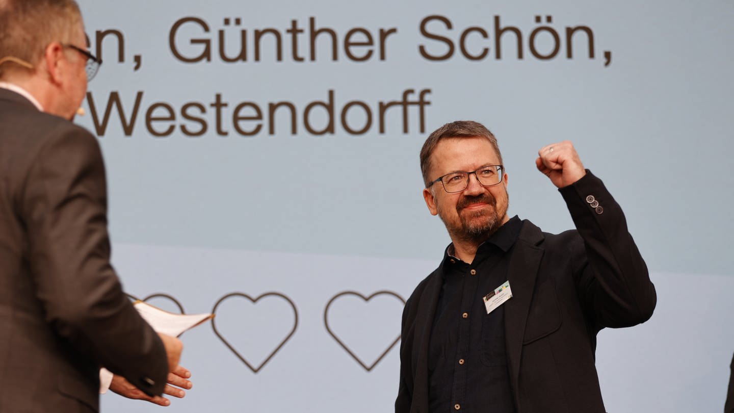 Lehrer Günther Schön freut sich über seinen Preis (Foto: Pressestelle, www.lehrkraeftepreis.de/pressemedien/preisverleihung)