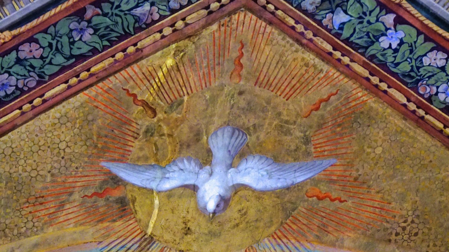 Eine weiße Taube vor einem gemalten Himmel einer Kirchendecke. (Foto: IMAGO, xZoonar.com/HGVorndranx 20932752)