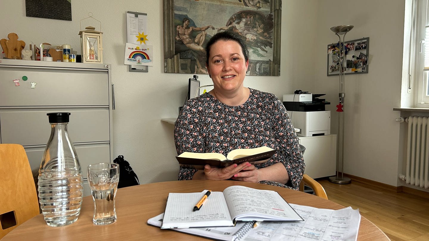 Pfarrerin Katharina Westrich an ihrem Schreibtisch (Foto: SWR)
