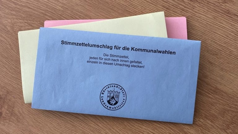 Stimmzettel für die Kommunalwahlen mit Umschlag