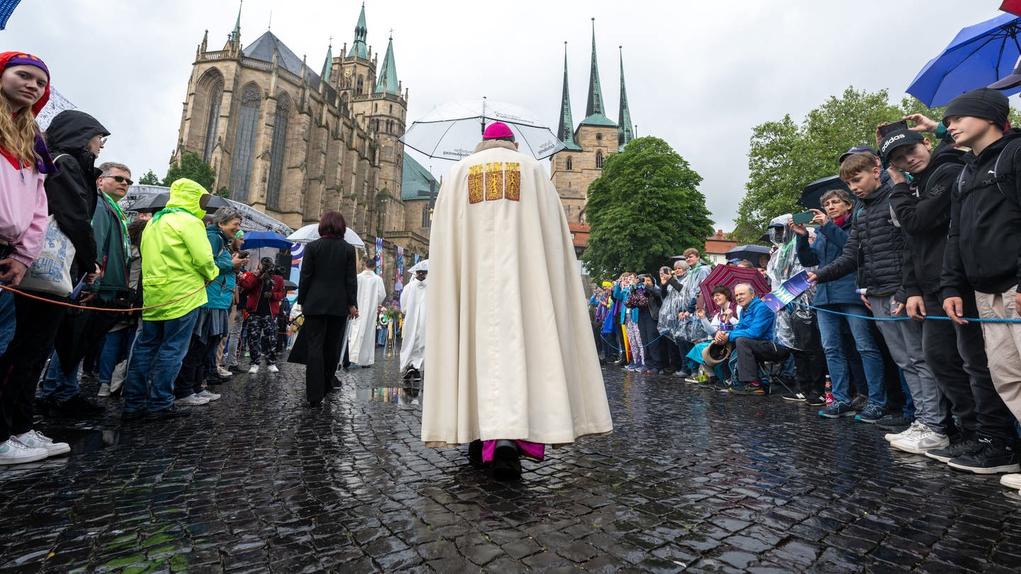 Ulrich Neymeyr, Bischof von Erfurt, zieht mit der Prozession zum Fronleichnams-Gottesdienst zum 103. Deutschen Katholikentag auf dem Domplatz Erfurt ein. (Foto: dpa Bildfunk, Picture Alliance)