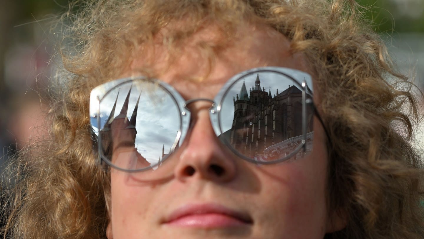 Der Erfurter Dom spiegelt sich in einer Sonnenbrille während des 103. Deutschen Katholikentags in Erfurt. (Foto: dpa Bildfunk, Picture Alliance)