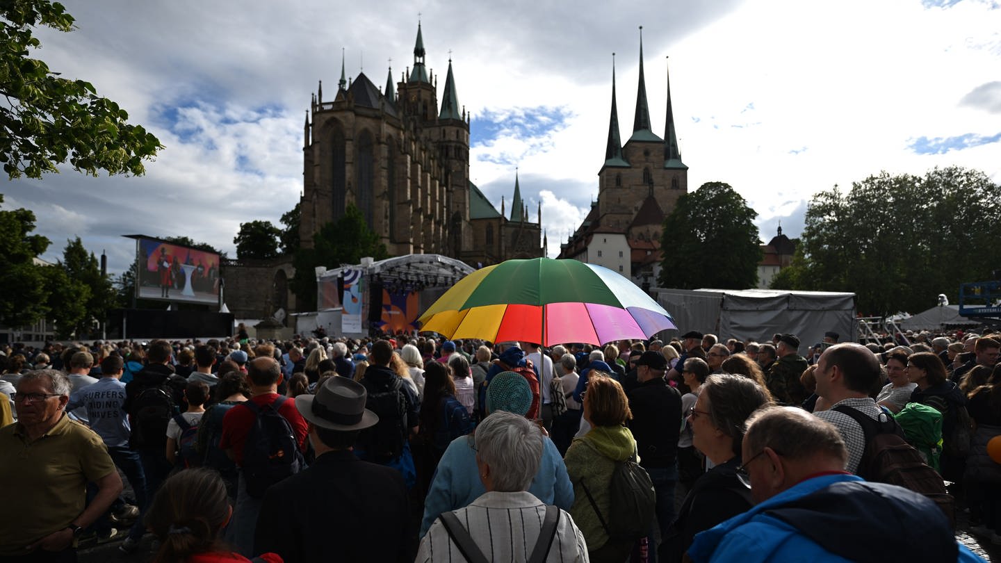 Zahlreiche Menschen stehen auf dem Domplatz während des 103. Deutschen Katholikentags in Erfurt. (Foto: dpa Bildfunk, Picture Alliance)