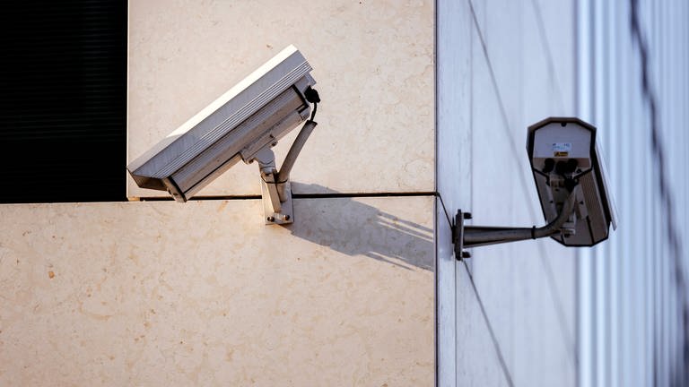 Überwachungskamera an Hauswand (Foto: IMAGO, by-line = Christoph Hardt via www.imago-images.de)