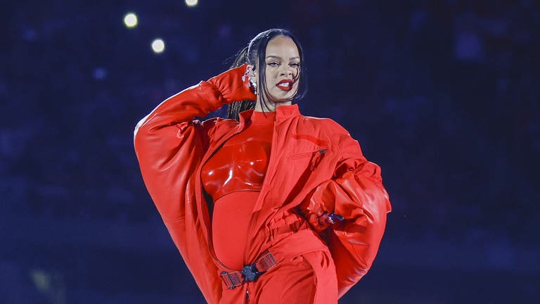 Rihanna beim Super Bowl 2023 (Foto: dpa Bildfunk, Picture Alliance)