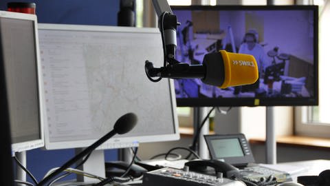 Bildschirme, Mikrofone, Arbeitsplatz Verkehrsredaktion SWR1 Baden-Württemberg