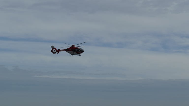 Rettungshubschrauber fliegt um den Fernsehturm  (Foto: SWR)