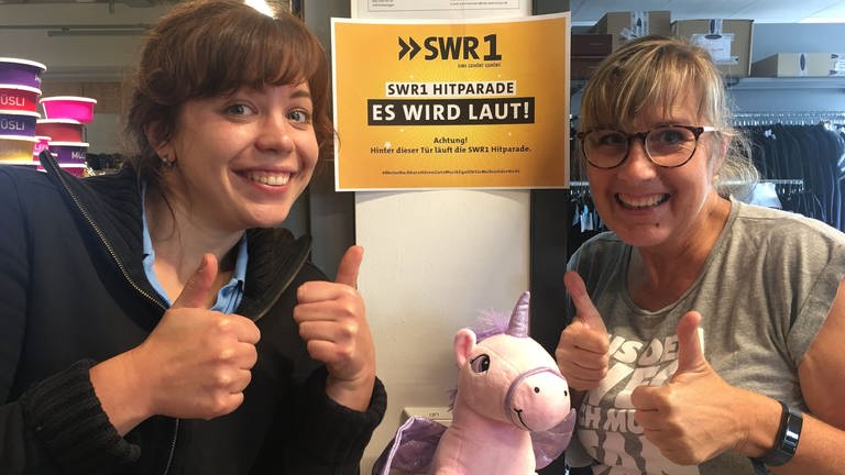 Jacqueline und Mona hören die SWR1 Hitparade in ihrem Reitsportgeschäft in Heubach. (Foto: SWR)