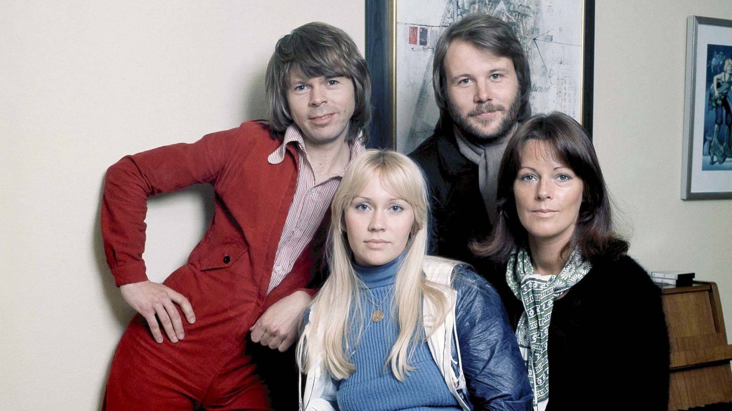 Die Bandmitglieder von ABBA schauen lächelnd in die Kamera. (Foto: picture-alliance / Reportdienste, Picture Alliance)