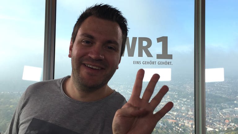 Stefan Orner zeigt die Zahl 4 mit der Hand (Foto: SWR)