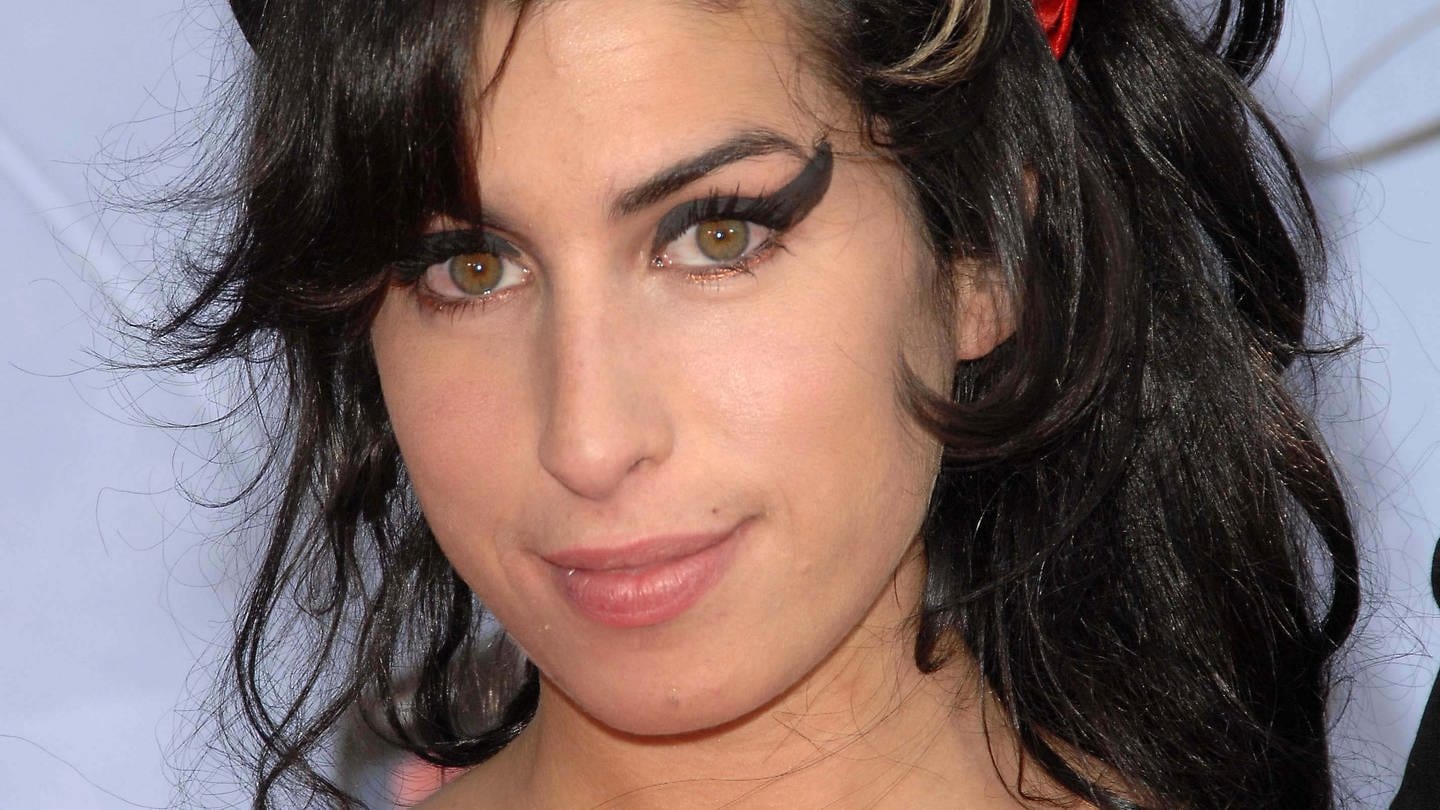 Soul-Diva Amy Winehouse lächelt in die Kamera. (Foto: dpa Bildfunk, Picture Alliance)
