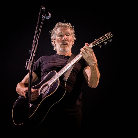 Pink Floyd Sänger Roger Waters steht auf einer Bühne und spielt Gitarre. (Foto: dpa Bildfunk, Picture Alliance)