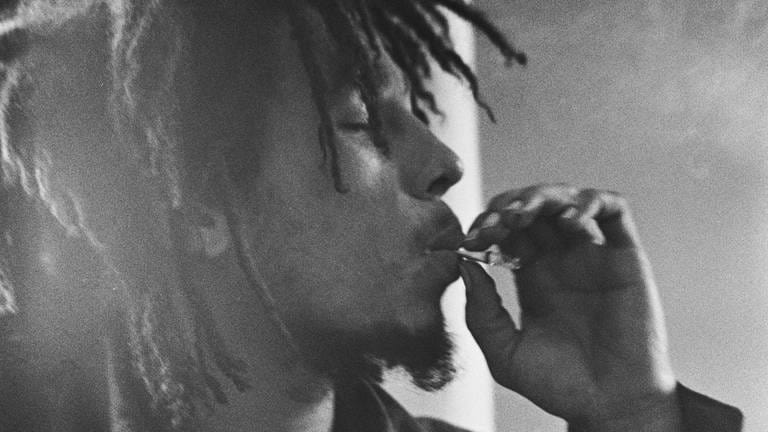 Reggae-Sänger Bob Marley zieht an einem Joint. (Foto: dpa Bildfunk, Picture Alliance)