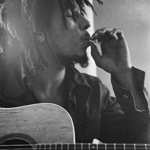 Reggae-Sänger Bob Marley zieht an einem Joint. (Foto: dpa Bildfunk, Picture Alliance)