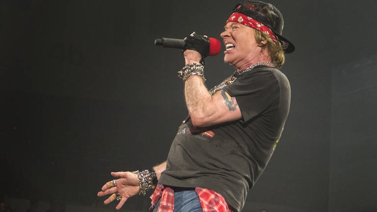 Axl Rose, Sänger der Band Guns 'n' Roses, steht auf der Bühne und singt. (Foto: dpa Bildfunk, Picture Alliance)