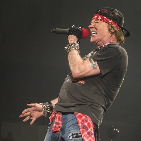 Axl Rose, Sänger der Band Guns 'n' Roses, steht auf der Bühne und singt. (Foto: dpa Bildfunk, Picture Alliance)