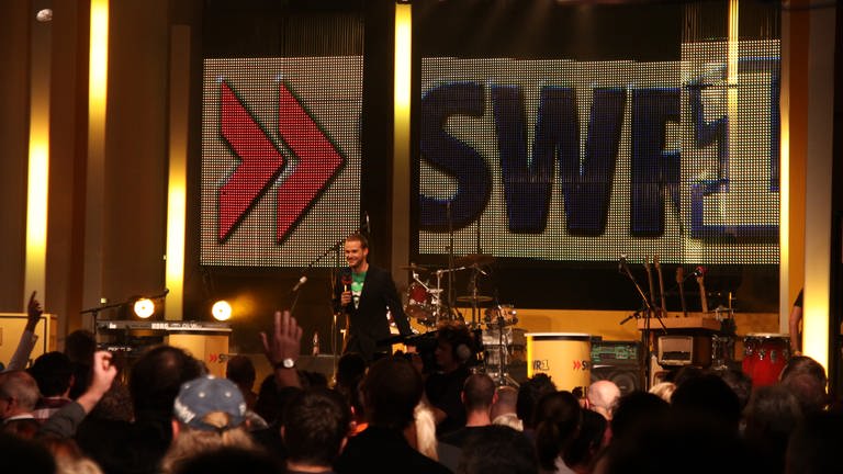 TV-Moderator Rainer Jilg auf der Bühne (Foto: SWR, SWR1 - Stefan Orth)