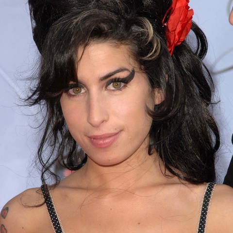 Soul-Diva Amy Winehouse lächelt in die Kamera. (Foto: dpa Bildfunk, Picture Alliance)