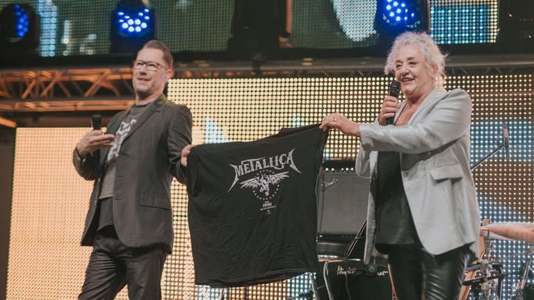 Jochen Stöckle und Annett Lorisz halten ein Metallica Shirt