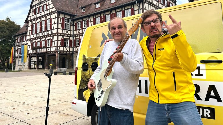 Hasso aus Münsingen ist treuer Hitparade-Fan der ersten Stunde und hat seiner WhatsApp-Gruppe schon Bescheid gegeben nach Münsingen ans Rathaus zu kommen. (Foto: SWR)