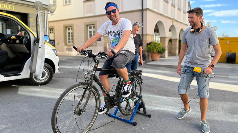 Dennis hat seine Rolle fürs Fahrrad abgestaubt und mit in die Fußgängerzone zwischen den beiden Rathäusern gebracht. Jetzt heißt es Strampeln für Marbach! (Foto: SWR)