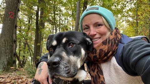 Anni mit Hund im Wald