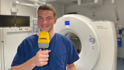 Andreas arbeitet im Klinikverbund Südwest am Standort Nagold, er ist Medizintechnologe in der Radiologie und fährt CTs, MRTs und macht die Röntgenbilder vor Ort. Was hatte er heute schon vor den Geräten?
