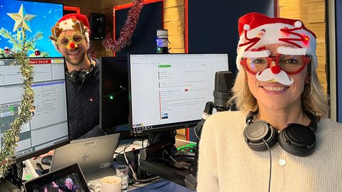 Auf #227 habt ihr Wham! "Last Christmas" gewählt. Das Hitparaden-Duo Stefanie Anhalt und Corvin Tonder-Klein haben sich mit der Deko angepasst. (Foto: SWR)