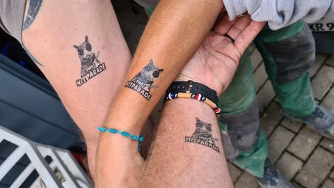 Reni, Harry und Linus aus Fellbach-Offingen im Rems-Murr-Kreis präsentieren stolz ihre letzten drei Tattoos vom letzten Jahr. (Foto: Reni, Harry und Linus aus Fellbach-Offingen)