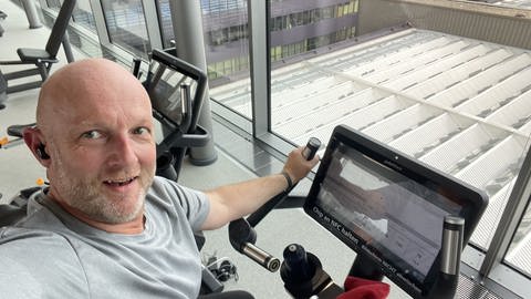 Hörernachricht aus dem Fitnessstudio. Achim schickt uns ein Selfie auf dem Fahrradtrainer und hört dabei Hitparade. (Foto: SWR)