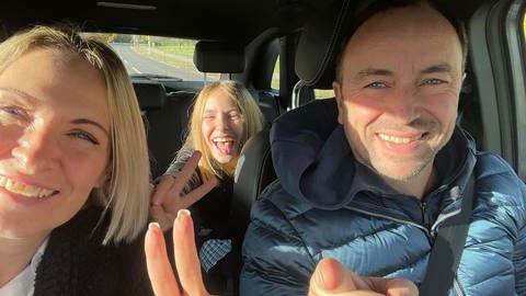 Hörernachricht aus dem Auto ein Selfie. die Familie ist auf dem Weg zum Hitparaden Finale 2023 (Foto: SWR)