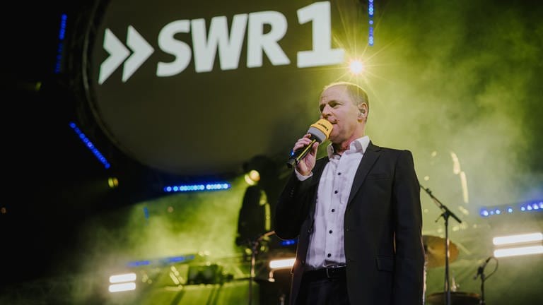 SWR1 Hitparade Finale 2023.SWR1 Hitparaden-Moderator:in: Patrick Neelmeier,  auf der Bühnen der Schleyerhalle beim Finale 2023.