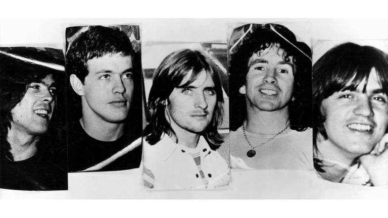ACDC in den späten 70er Jahren: (v. l.) Cliff Williams (Bass), Angus Young (Gitarre), Phil Rudd (Schlagzeug), Bon Scott (Gesang) and Malcolm Young (Gitarre) (Foto: picture-alliance / Reportdienste, Picture Alliance)