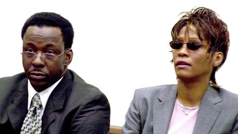 Soulsänger Bobby Brown und seine Frau, die Sängerin Whitney Houston, sitzen am 5.5.2004 im Gericht von Atlanta (Georgia). (Foto: picture-alliance / Reportdienste, Picture Alliance)
